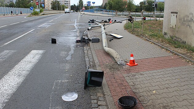 Řidič zemědělsk&eacute;ho stroje nechtěně při průjezdu křižovatkou vysunul ramena stroje na rozstřikov&aacute;n&iacute; hnojiva. Jedno z nich pot&eacute; porazilo dva sloupy, na chodn&iacute;ku se pak  zranila žena s d&iacute;tětem.