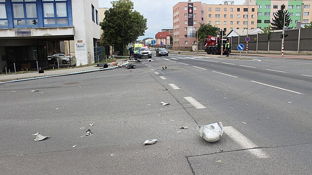Řidič zemědělsk&eacute;ho stroje nechtěně při průjezdu křižovatkou vysunul ramena stroje na rozstřikov&aacute;n&iacute; hnojiva. Jedno z nich pot&eacute; porazilo dva sloupy, na chodn&iacute;ku se pak  zranila žena s d&iacute;tětem.