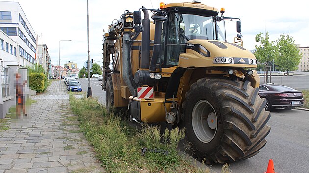 Řidič zemědělsk&eacute;ho stroje nechtěně při průjezdu křižovatkou vysunul ramena stroje na rozstřikov&aacute;n&iacute; hnojiva. Jedno z nich pot&eacute; porazilo dva sloupy, na chodn&iacute;ku se pak  zranila žena s d&iacute;tětem.