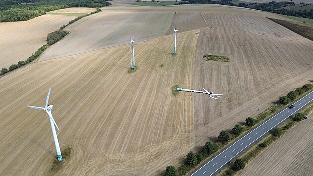 Pobl&iacute;ž Pot&scaron;t&aacute;tu na Přerovsku se zř&iacute;tila jedna ze čtyř větrn&yacute;ch elektr&aacute;ren, kter&eacute; tam stoj&iacute;.