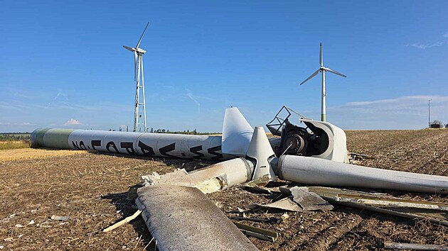 Pobl&iacute;ž Pot&scaron;t&aacute;tu na Přerovsku se zř&iacute;tila jedna ze čtyř větrn&yacute;ch elektr&aacute;ren, kter&eacute; tam stoj&iacute;.