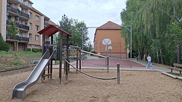 Hřiště uprostřed bloku na sídlišti mezi ulicemi Soukenická a Tkalcovská. V těchto místech stála vypálená a později zbořená synagoga. Připomene ji informační panel. (srpen 2026)