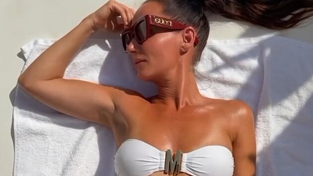 Herečka Sandra Nov&aacute;kov&aacute; zveřejnila video z focen&iacute; v plavk&aacute;ch, manžel Vojtěch Moravec se ujal role režis&eacute;ra a radil, co m&aacute; jeho manželka dělat, aby byl v&yacute;sledek co nejlep&scaron;&iacute;. (srpen 2026)