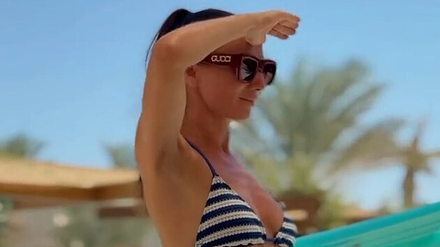 Herečka Sandra Nov&aacute;kov&aacute; zveřejnila video z focen&iacute; v plavk&aacute;ch, manžel Vojtěch Moravec se ujal role režis&eacute;ra a radil, co m&aacute; jeho manželka dělat, aby byl v&yacute;sledek co nejlep&scaron;&iacute;. (srpen 2026)