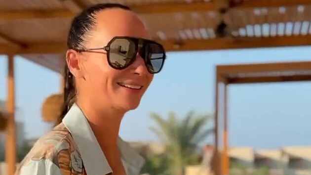 Herečka Sandra Nov&aacute;kov&aacute; zveřejnila video z focen&iacute; v plavk&aacute;ch, manžel Vojtěch Moravec se ujal role režis&eacute;ra a radil, co m&aacute; jeho manželka dělat, aby byl v&yacute;sledek co nejlep&scaron;&iacute;. (srpen 2026)