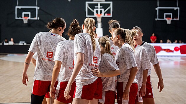 České basketbalistky se chystají na zápas.