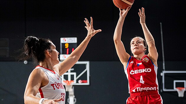 Česká basketbalistka Gabriela Andělová zakončuje na turecký koš.