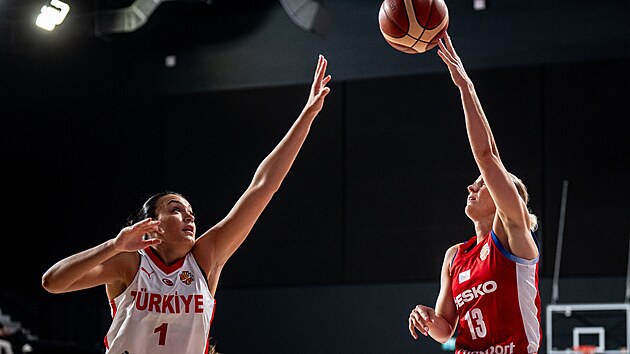 Česká basketbalistka Petra Holešínská zakončuje na turecký koš.