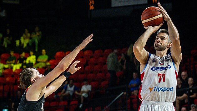 Český basketbalista Tomáš Kyzlink střílí na belgický koš.