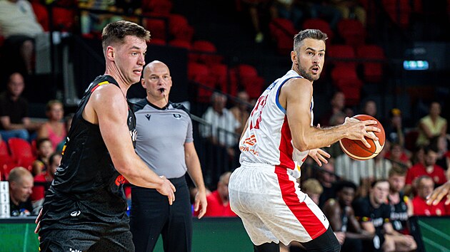 Český basketbalista Tomáš Kyzlink u míče v utkání s Belgií
