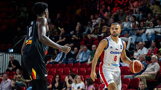 Český basketbalista Patrick Samoura v zápase s Belgií