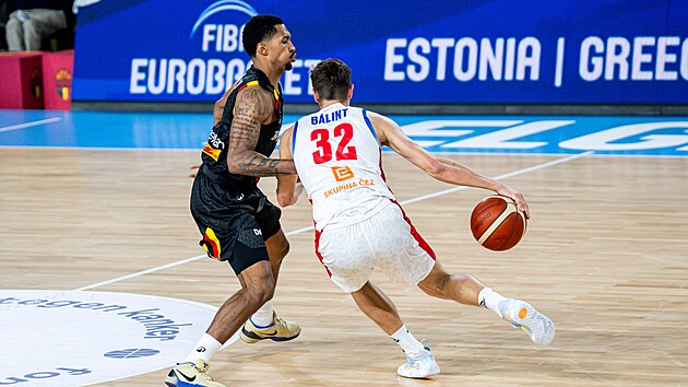 Český basketbalista Richard Bálint se pokouší uvolnit v duelu s Belgií.
