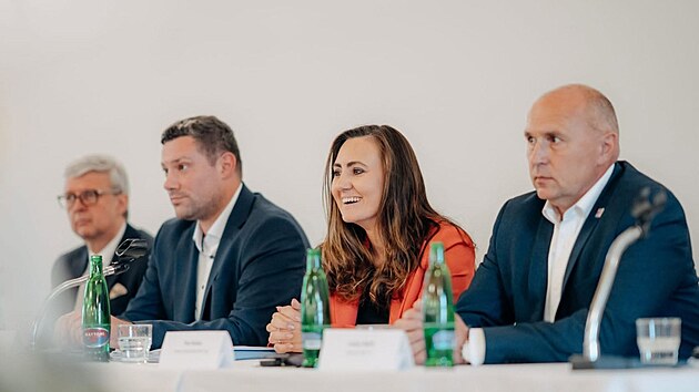 Lídrem ANO v hradeckých komunálních volbách 2026 je zastupitel Lukáš Fiedler (druhý zleva). Na snímku z červnové besedy v Hradci Králové je (zprava) hejtman Petr Koleta, senátní kandidátka na Hradecku a krajská radní Jana Hůlková a ministr průmyslu Karel Havlíček.