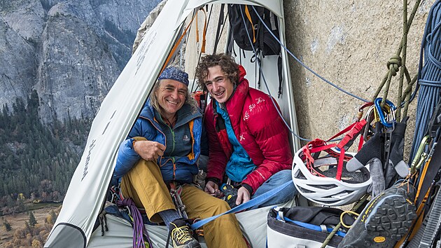 Rakousk&yacute; horolezec, fotograf, filmař, slackliner a horsk&yacute; vůdce Heinz Zak s lezcem Adamem Ondrou