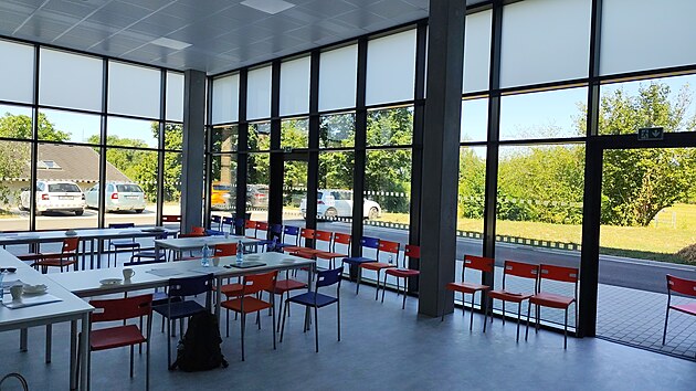 Škola v Malšově Lhotě je opravená a má i novou přístavbu, je v ní jídelna i učebny. (12. srpna 2026)