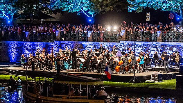 Smetana Open Air koncert v pod&aacute;n&iacute; hradeck&eacute; Filharmonie na n&aacute;břež&iacute; Labe (28. srpna 2024)