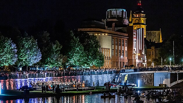Smetana Open Air koncert v pod&aacute;n&iacute; hradeck&eacute; Filharmonie na n&aacute;břež&iacute; Labe (28. srpna 2024)