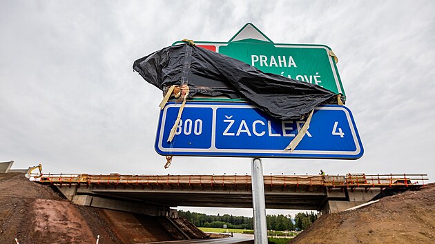 Stavba křižovatky u budované D11 u Královce na Trutnovsku (26. srpna 2026)