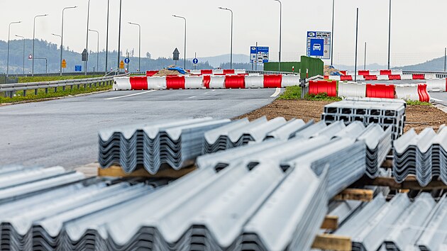 Nová část D11 výrazně uleví Královci i Lubawce od tranzitní dopravy. Tři kilometry dálnice se otevřou v listopadu, celý úsek z Trutnova k polským hranicím bude hotový za dva roky. (26. srpna 2026)
