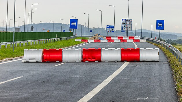 Tady se v listopadu dálnice D11 napojí na dokončenou polskou S3. Nová část D11 výrazně uleví Královci i Lubawce od tranzitní dopravy. (26. srpna 2026)