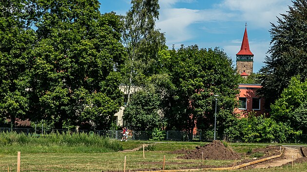 V Jičíně u břehů řeky Cidliny stavbaři budují park, cyklostezku, sáňkovací kopec, skatepark či pumptrack. (29. července 2026)