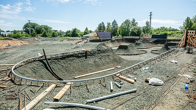 Rozestavěný pumptrack v parku u Cidliny v Jičíně (29. července 2026)