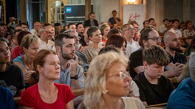 V publiku na koncertu v Otovic&iacute;ch se se&scaron;la řada fanou&scaron;ků popul&aacute;rn&iacute; hry Kingdom Come. (8. srpna 2026)