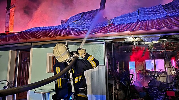 Noční požár čtyř řadových domů v Bezvěrově na Plzeňsku. (26. srpna 2026)