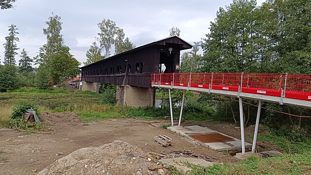 Historick&aacute; l&aacute;vka v Kyn&scaron;perku nad Ohř&iacute; se otevřela pro pě&scaron;&iacute;. Ti ale musej&iacute; st&aacute;le poč&iacute;tat s t&iacute;m, že proch&aacute;zej&iacute; staveni&scaron;těm. (26. srpna 2026)