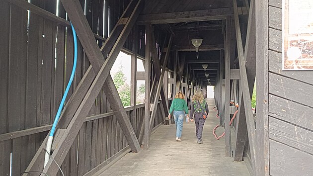 Historick&aacute; l&aacute;vka v Kyn&scaron;perku nad Ohř&iacute; se otevřela pro pě&scaron;&iacute;. Ti ale musej&iacute; st&aacute;le poč&iacute;tat s t&iacute;m, že proch&aacute;zej&iacute; staveni&scaron;těm. (26. srpna 2026)