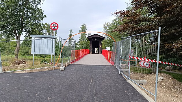 Historick&aacute; l&aacute;vka v Kyn&scaron;perku nad Ohř&iacute; se otevřela pro pě&scaron;&iacute;. Ti ale musej&iacute; st&aacute;le poč&iacute;tat s t&iacute;m, že proch&aacute;zej&iacute; staveni&scaron;těm. (26. srpna 2026)