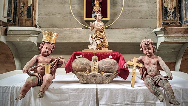 Barokní soška anděla s polámaným křídlem (v pozadí) se po desetiletí vrací zpět na své místo, do kostela Zvěstování Panny Marie v Klášterním areálu Ostrov.