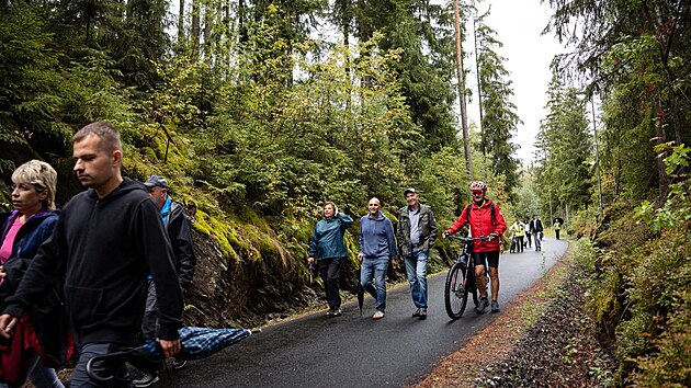 Pěšky, na kole nebo na inline bruslích. Nevyužívaná železniční trať z českých Hranic do německého Adorfu se proměnila ve cyklostezku.