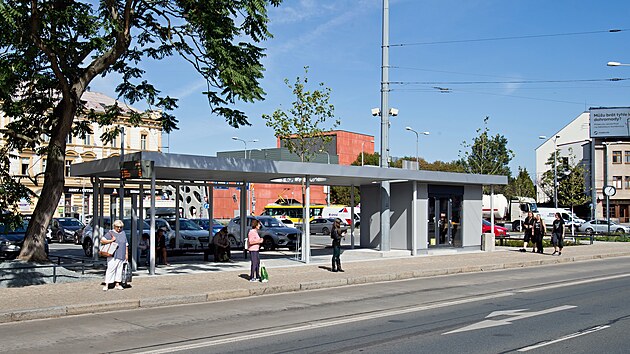 Sady Pětatřicátníků v centru Plzně prošly rekonstrukcí. Architekti vyčistili zarostlé plochy, novým stánkům nechali prorůstat stromy střechou, stín tu časem mají poskytovat nové stromy. Součástí nové podoby prostoru je také informační panel a pomníček připomínající 35. pěší pluk, jehož kasárna tu kdysi stála. (24. srpna 2026)