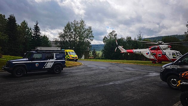 Na čtyřleté dítě spadla na Šumavě vrata. Na místě zasahovala horská služba a záchranáři. Předškoláka odvezl do nemocnice vrtulník. (19. srpna 2026)