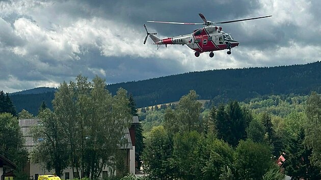 Na čtyřleté dítě spadla na Šumavě vrata. Na místě zasahovala horská služba a záchranáři. Předškoláka odvezl do nemocnice vrtulník. (19. srpna 2026)