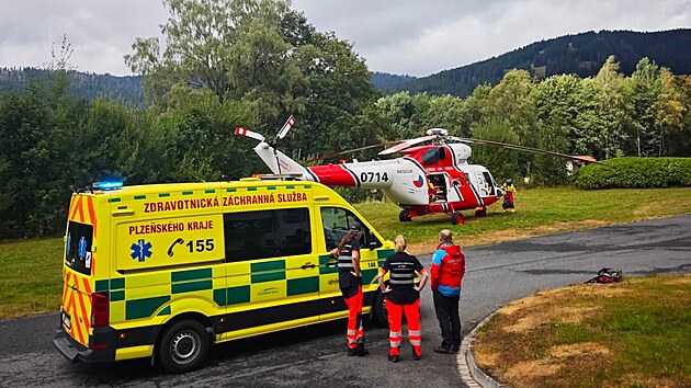 Na čtyřleté dítě spadla na Šumavě vrata. Na místě zasahovala horská služba a záchranáři. Předškoláka odvezl do nemocnice vrtulník. (19. srpna 2026)