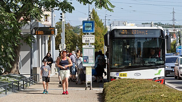 Sady Pětatřicátníků v centru Plzně prošly rekonstrukcí. Architekti vyčistili zarostlé plochy, novým stánkům nechali prorůstat stromy střechou, stín tu časem mají poskytovat nové stromy. Součástí nové podoby prostoru je také informační panel a pomníček připomínající 35. pěší pluk, jehož kasárna tu kdysi stála. (24. srpna 2026)