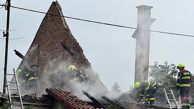 Pož&aacute;r řadov&yacute;ch domů v Bezvěrově na Plzeňsku. Hořet začalo po půlnoci, plameny nap&aacute;chaly &scaron;kody za 18 milionů korun. (26. srpna 2026)