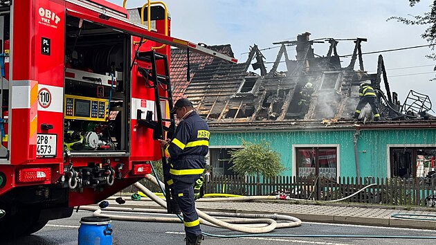 Pož&aacute;r řadov&yacute;ch domů v Bezvěrově na Plzeňsku. Hořet začalo po půlnoci, plameny nap&aacute;chaly &scaron;kody za 18 milionů korun. (26. srpna 2026)