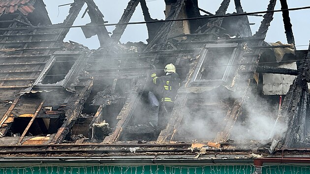 Pož&aacute;r řadov&yacute;ch domů v Bezvěrově na Plzeňsku. Hořet začalo po půlnoci, plameny nap&aacute;chaly &scaron;kody za 18 milionů korun. (26. srpna 2026)