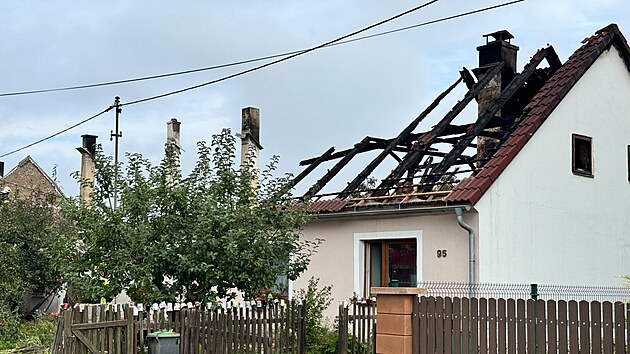 Pož&aacute;r řadov&yacute;ch domů v Bezvěrově na Plzeňsku. Hořet začalo po půlnoci, plameny nap&aacute;chaly &scaron;kody za 18 milionů korun. (26. srpna 2026)