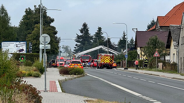 Pož&aacute;r řadov&yacute;ch domů v Bezvěrově na Plzeňsku. Hořet začalo po půlnoci, plameny nap&aacute;chaly &scaron;kody za 18 milionů korun. (26. srpna 2026)