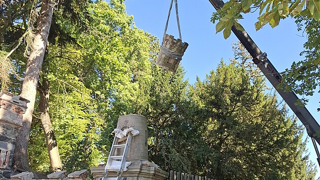 Oprava slavnostní vstupní brány do zámeckého areálu ve Valči na Karlovarsku probíhá před zraky návštěvníků.