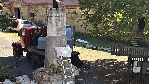 Oprava slavnostní vstupní brány do zámeckého areálu ve Valči na Karlovarsku probíhá před zraky návštěvníků.