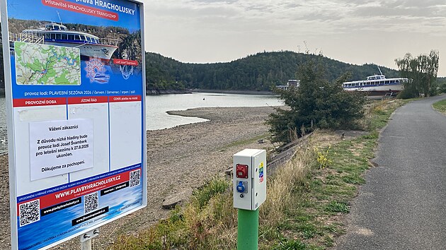 Kvůli nízké hladině Hracholuské přehrady skončil už provoz výletního parníku. (28. srpna 2026)