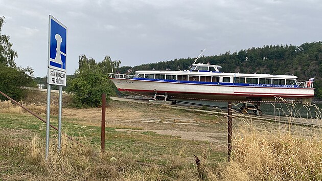 Kvůli nízké hladině Hracholuské přehrady skončil už provoz výletního parníku. Zhruba o měsíc dříve než vloni. (28. srpna 2026)