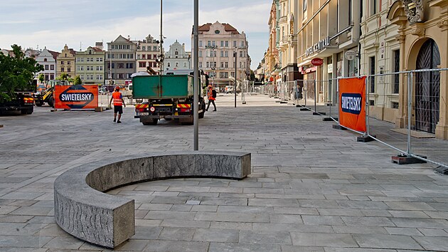 Město Plzeň dokončuje 1. etapu rekonstrukce náměstí Republiky. Ta zahrnula západní část centrální plochy, tedy prostor mezi katedrálou a biskupstvím. Novinkou je stromořadí jilmů. (27. srpna 2026)