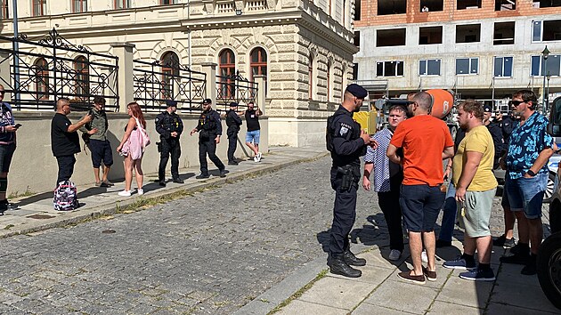 Kontroverzní plzeňská postava Michal Maxa (zcela vlevo) před budovou Okresního soudu Plzeň-město. (24. srpna 2026)