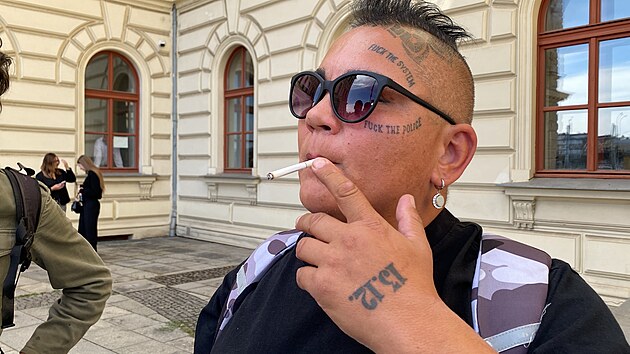 Kontroverzní plzeňská postava Michal Maxa před budovou Okresního soudu Plzeň-město. (24. srpna 2026)